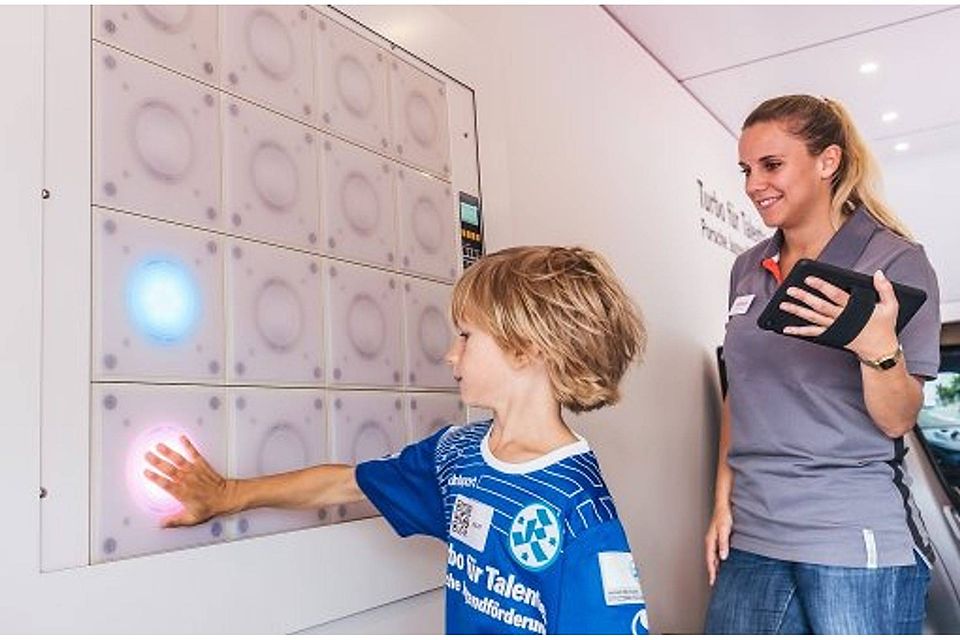 Im Coaching-Mobil wird auch das Reaktionsvermögen der jungen Fußballer getestet