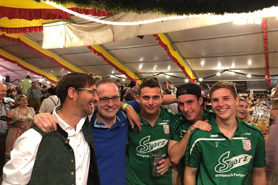 "Fußballmanager" Christoph Mix inmitten seiner Abtswinder Jungs beim alljährlichen Weinfest im Kräuterdorf.