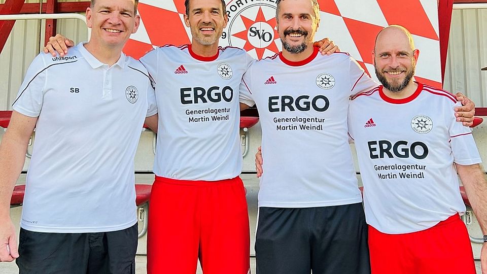 SVO Fußball Abteilungsleiter Stefan Bösinger mit den neuen Trainern Florian Brandmair, Daniel Günther und Bert Grimm (von links)