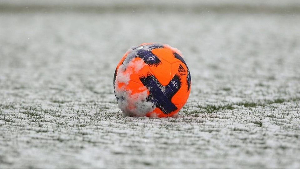 Auf wieviel Zentimeter Schnee kann der Ball noch rollen - diese Frage stellten sich zuletzt einige Vereine und Schiedsrichter angesichts des neuerlichen Wintereinbruchs Foto (Archiv): Eibner