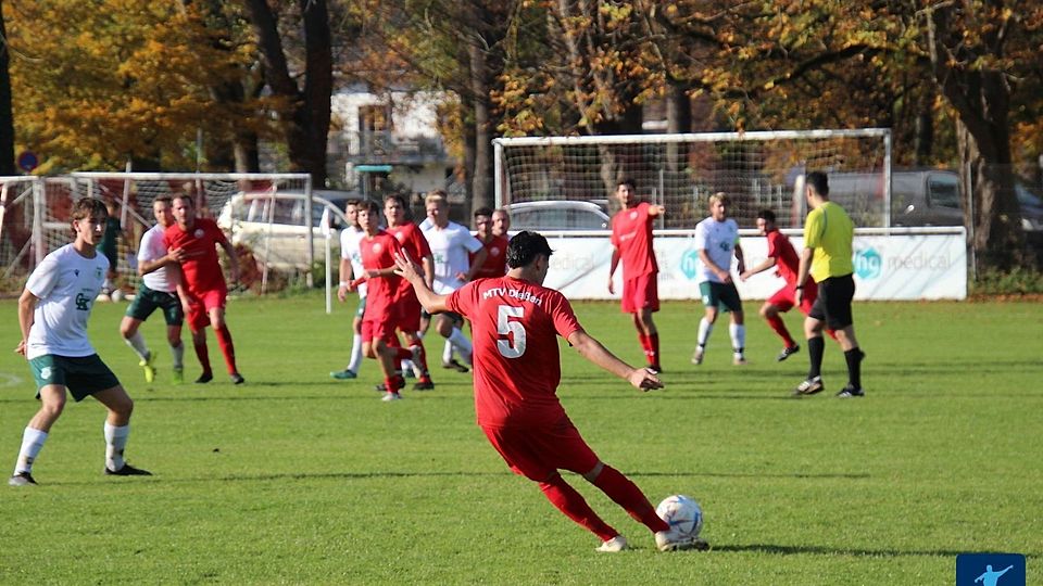 Der MTV Dießen am Ammersee (rot) holte sich gegen den TSV Altenstadt (weiß) drei wichtige Zähler im Abstiegskampf