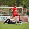 Der FC Bad Soberheim (in rot) überspringt die Hürde TuS Roxheim, wohingegen sich Meisenheim II (hier in schwarz) in der Nachspielzeit der SG Gräfenbachtal beugen muss. 