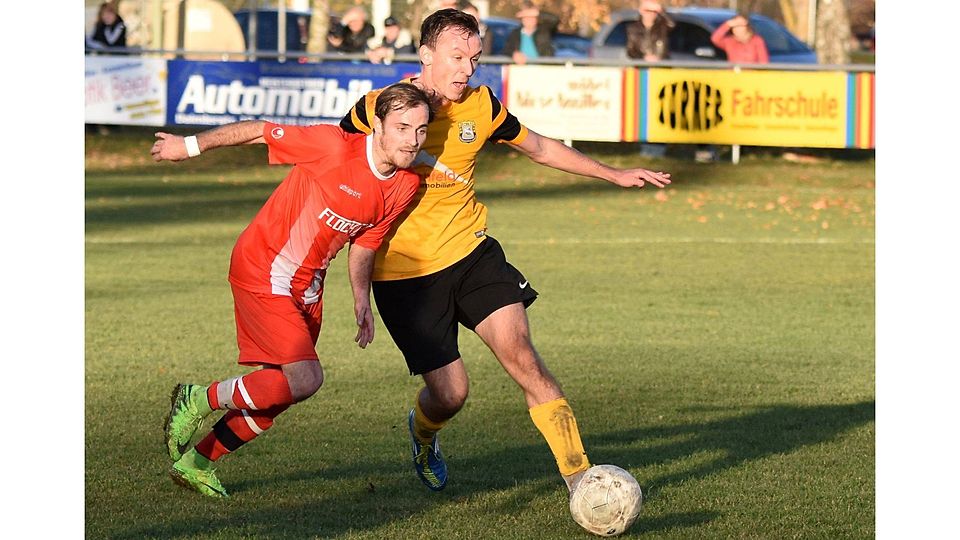 Zu selten konnte sich der TSV Klosterlechfeld, wie hier Max Michl (rot) gegen Waler Bitz, durchsetzen. Foto: Christian Kruppe