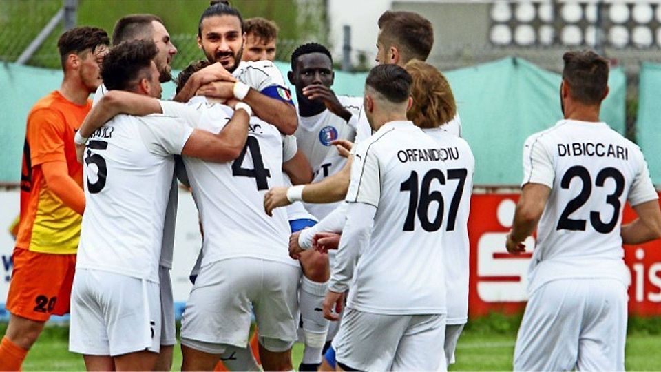 Glückwünsche an den Torschützen: Niko Zalac (Rückennummer 4) erzielte den Treffer zum Echterdinger Auswärtssieg. Foto: Yavuz Dural