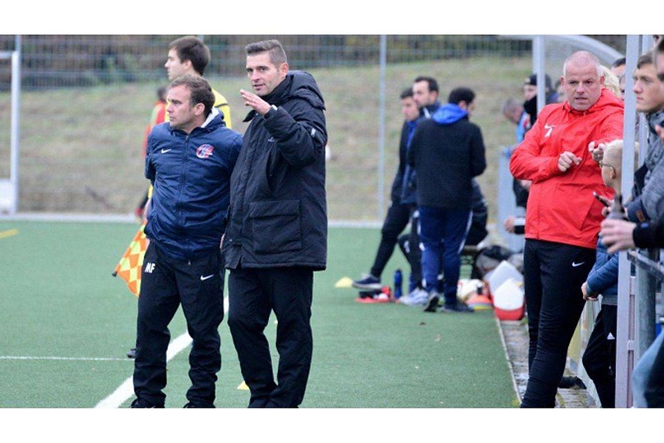 Das Trainerteam des FSV Trier-Tarforst um Christian Esch (Mitte) muss auf einige Spieler verzichten. Foto: Krämer