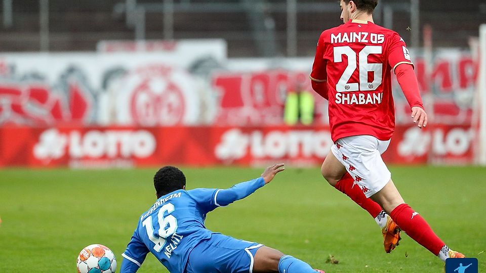 Der Mainzer Eniss Shabani (hier in rot gegen die TSG Hoffenheim II) und sein Team belohnen sich für eine gute Leistung mit einem Punkt.