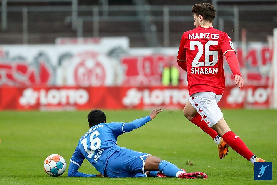 Der Mainzer Eniss Shabani (hier in rot gegen die TSG Hoffenheim II) und sein Team belohnen sich für eine gute Leistung mit einem Punkt.