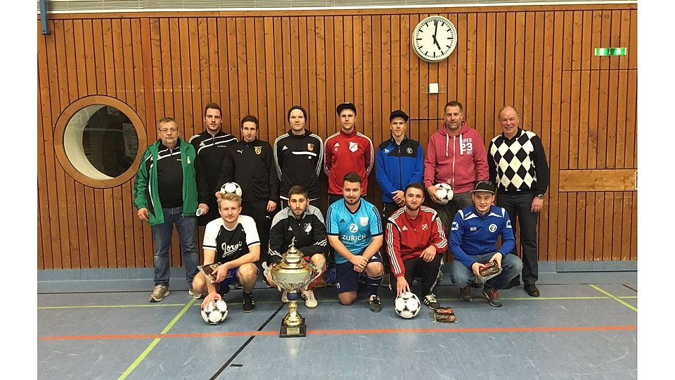 Siegerehrung: Die Kapitäne der teilnehmenden Teams präsentieren sich mit ihren Pokalen. Foto: SVH Köfering