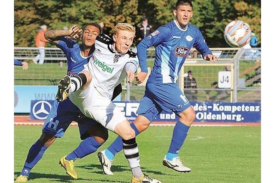 Aus dem Gleichgewicht geraten: Der BV Cloppenburg (Mitte Nick Köster) muss in der neuen Saison auf prestigeträchtige Derbys gegen den VfB Oldenburg (blau) verzichten. Piet Meyer