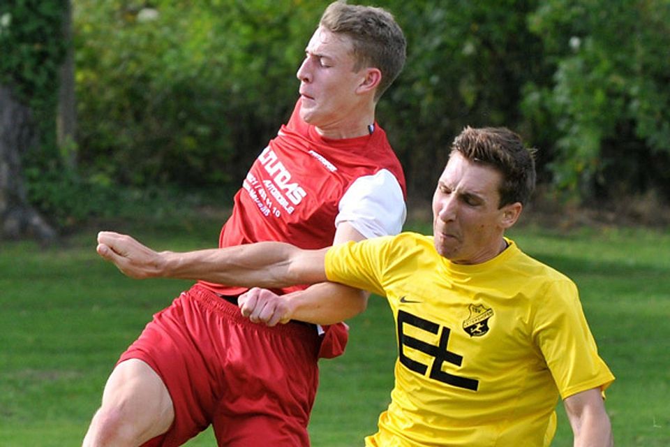 Abstiegskampf pur! Niklas Bentlage von der TSG Stadtbergen und Maximilian Döhler vom TSV Leitershofen kämpfen am Sonntag auf der Alm im Ortsderby um den Klassenerhalt.  Foto: Andreas Lode