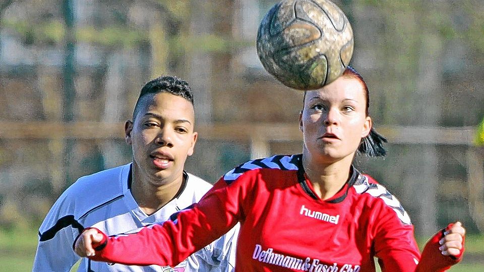 Ball im Blick: Anne-Kathrin Helms ist vor der Kielerin Justine Kusi (li.) am Ball.