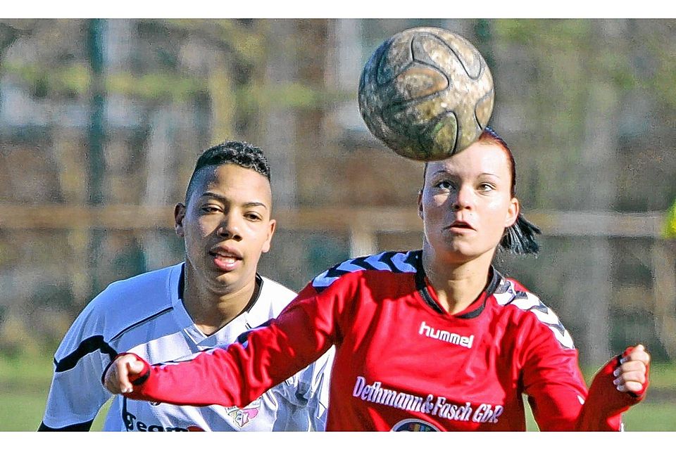 Ball im Blick: Anne-Kathrin Helms ist vor der Kielerin Justine Kusi (li.) am Ball.