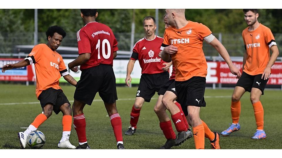 Filimon Teame (l.) vom SSV Frohnhausen versucht, den Ball aufs Tor zu ziehen. Doch die Tringensteiner Abwehr blockt den Schuss. Foto: Henrik Schneider © Henrik Schneider