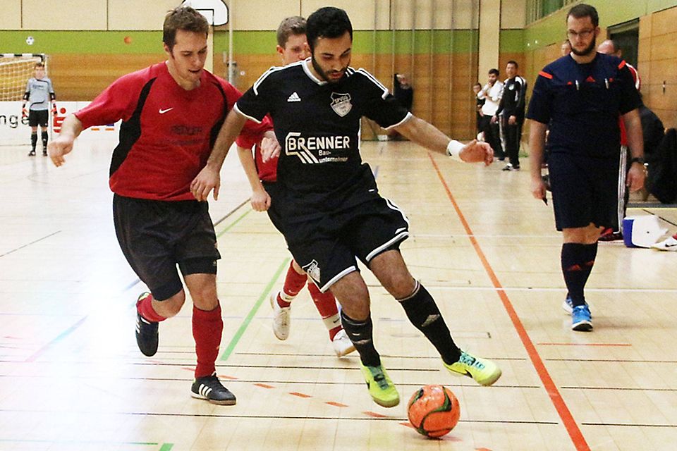 In einem tollen Finale mit vielen Torraumszenen setzte sich die SpVgg Ederheim (dunkle Trikots) gegen Wechingen knapp mit 2:1 durch.  Foto: Dieter Mack