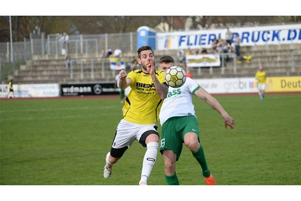 4:2 Erfolg des FC Amberg (in Gelb) gegen die Alemannia Haibach in der Fußball Bayernliga. Foto: Brückmann