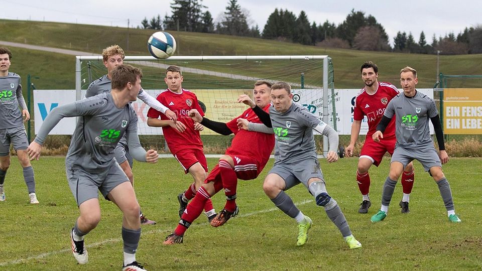 Einen schweren Stand haben die Murnauer um Kapitän Josef Bierling (r.) und Lukas Kästele (l.) im Duell gegen Rottenbuch/Wildsteig.