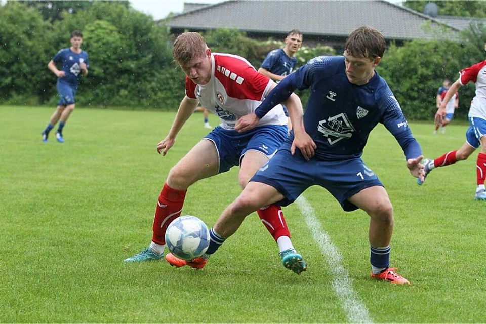 Nahne Schmäschke (re., TSV Plön) erhöht sein Torkonto auf fünf Treffer.