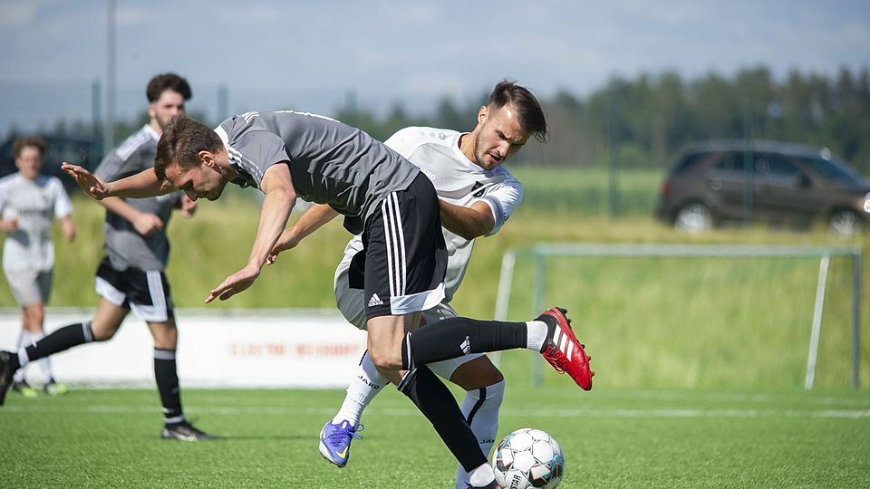 Durchgesetzt: Der junge Florent Berisha (l.) setzte im Spiel seines SV Rödinghausen II gegen den TuS Tengern mit dem 2:0 den Schlusspunkt.