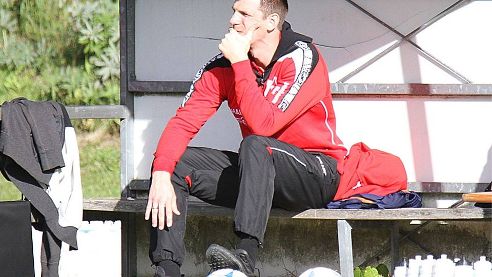 Konsterniert: Christian Adrianowytsch, Trainer des TSV Aindling, fand nach der überraschend deutlichen 0:3-Niederlage gegen den BC Adelzhausen klare Worte gegenüber seiner Mannschaft. Er fordert mehr Aggressivität gegen den Ball und höhere Laufbereitschaft.