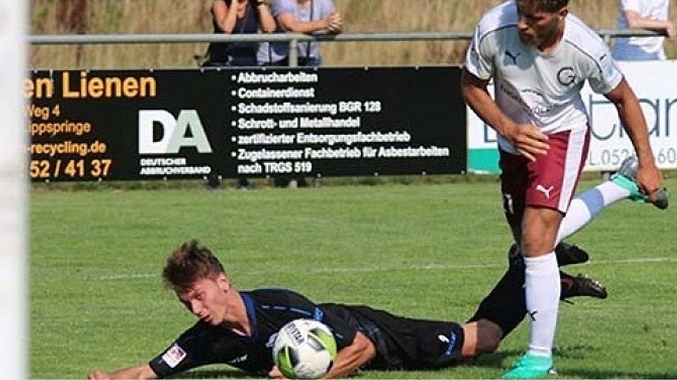 Wieder am Boden: Paderborns Philippos Selkos, hier bei der Aktion, die im August 2018 zur Schulterverletzung führte, fiel im Test gegen den Wuppertaler SV erneut auf die Schulter. Ihm droht wieder ein lange Pause. F: Heinemann