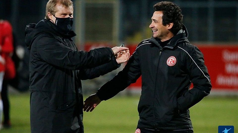 Frank Schaefer (l.) witzelt mit Fortunas Reserve-Trainer Nico Michaty nach dem 3:0-Sieg gegen Rot-Weiss Essen.