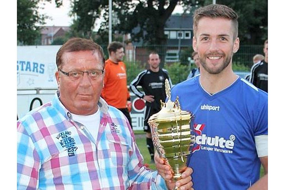 Ehrenvorsitzender Gerd Schrand (links) übergab den Pokal FCL-Kapitän Andreas Schute FC Lastrup