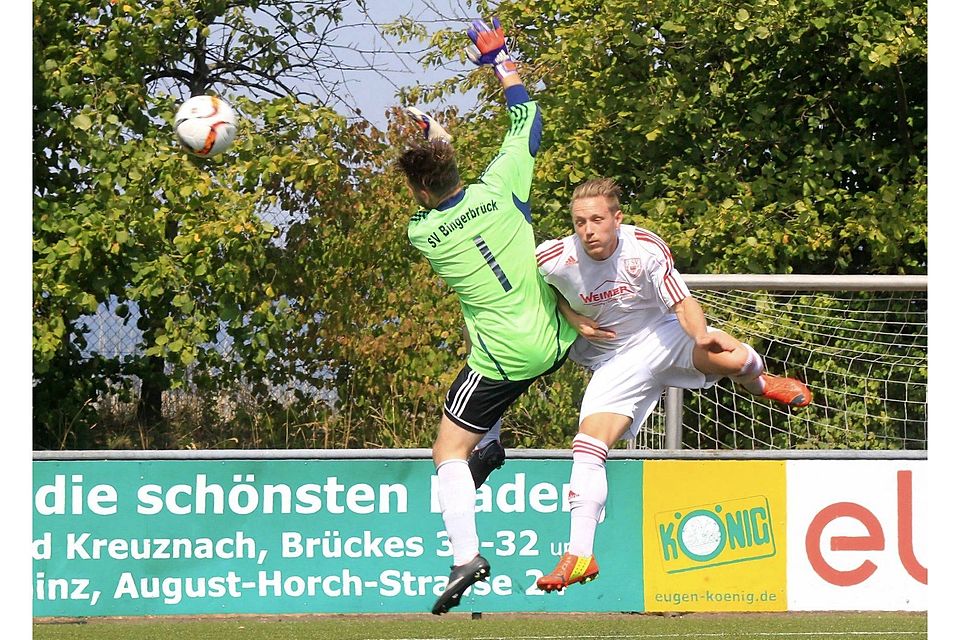 Vergeblicher Einsatz: Wackernheims Julian Wolf (weiß) scheitert mit seinem Kopfball an SG-Keeper Marvin Heinz.	Foto: hbz/Michael Bahr