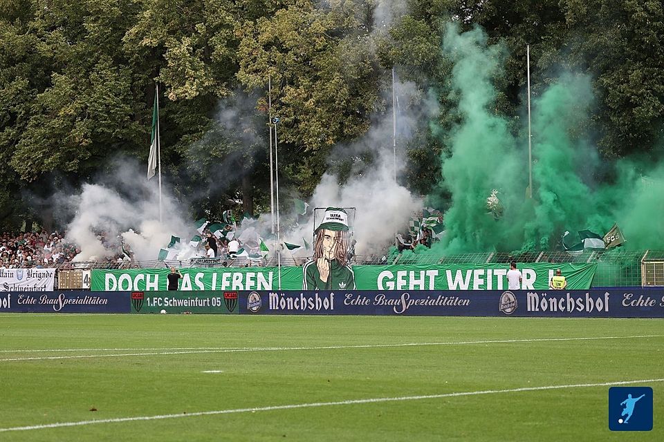 7.500 Zuschauer waren ins Sachs-Stadion in Schweinfurt gekommen, um die Schnüdel gegen den TSV 1860 München zu sehen - Spitzenwert im bayerischen Fußball! 7.500 Zuschauer waren ins Sachs-Stadion in Schweinfurt gekommen, um die Schnüdel gegen den TSV 1860 München zu sehen - Spitzenwert im bayerischen Fußball!