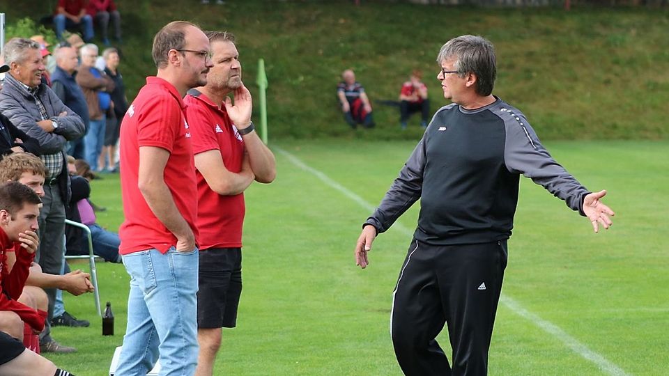 Coach Roland Winkler (rechts) bleibt für mindestens ein weiteres Jahr an Bord des TSV Königstein.