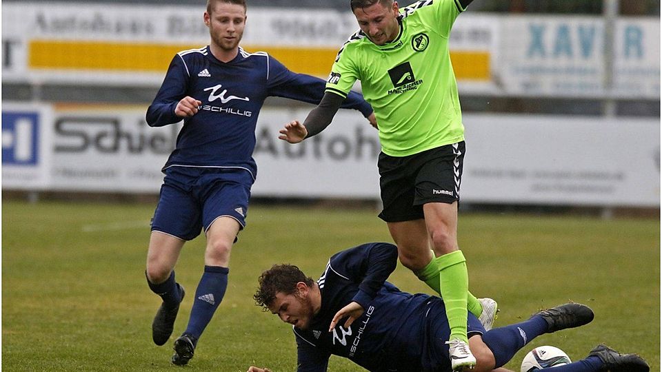 Mit vollem Einsatz geht für Frohnlach (blaue Trikots) vielleicht auch was gegen Hof. F: Günter Distler