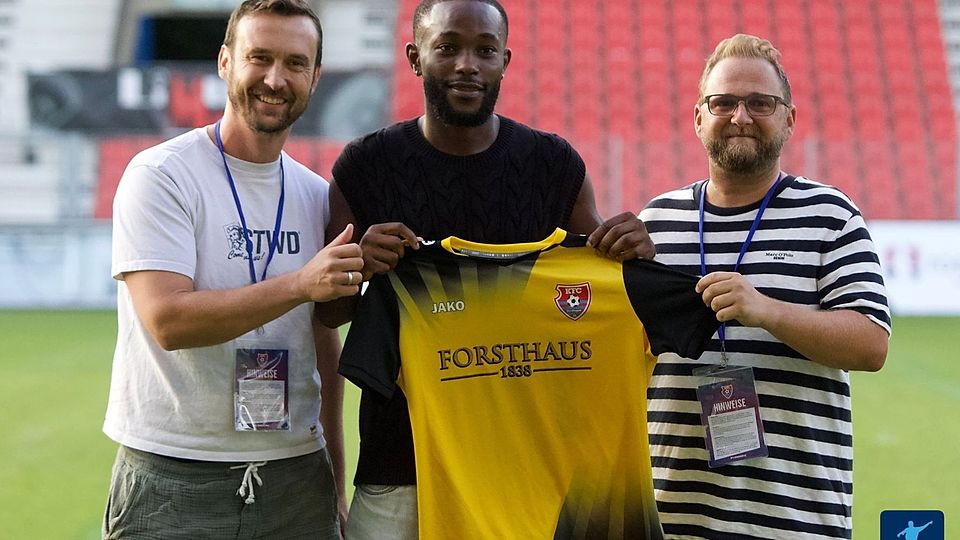 Der KFC Uerdingen freut sich über die Transfers von Adam Tolba und Ephraim Kalonji (m.). 