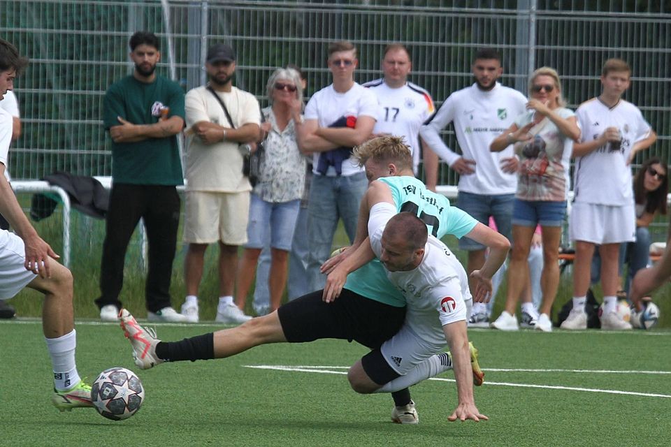 Kampf auf Kunstrasen: Am Ende stand für den SV Weichs (im Bild Alen Muminovic, weißes Trikot) eine Niederlage.