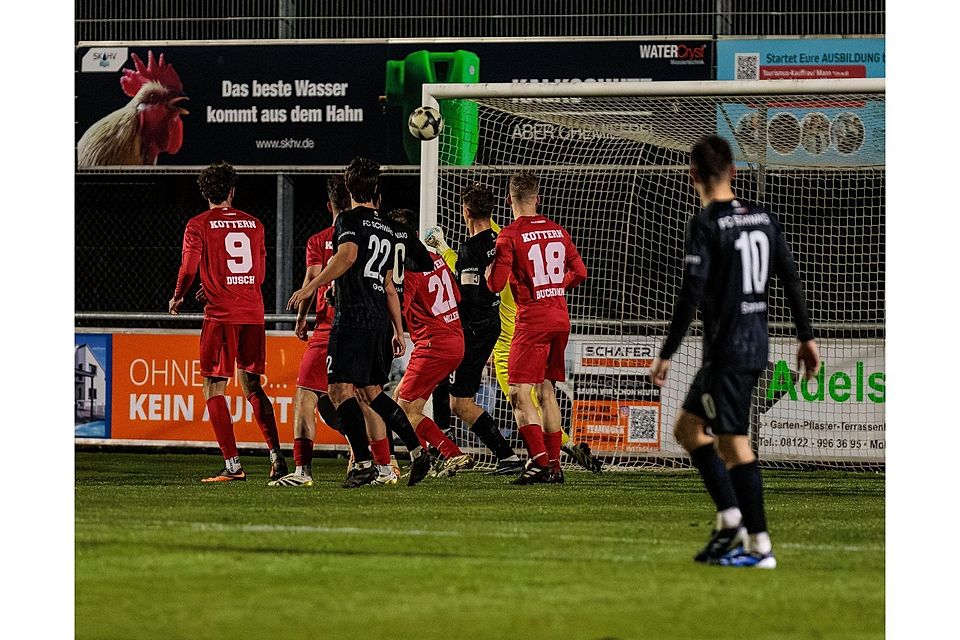 Pech für den FC Schwaig: Raffi Ascher (mit Kapitänsbinde) trifft nur die Latte. Kai Dusch, Fabio Groß, Marco Miller, Tim Buchmann und Vincent Sommer (v.l.) beobachten die Szene.