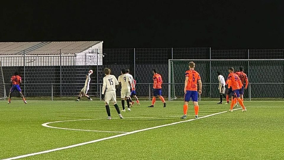 Merl (in weiß) schaltete Lorentzweiler nach Elfmeterschießen aus
