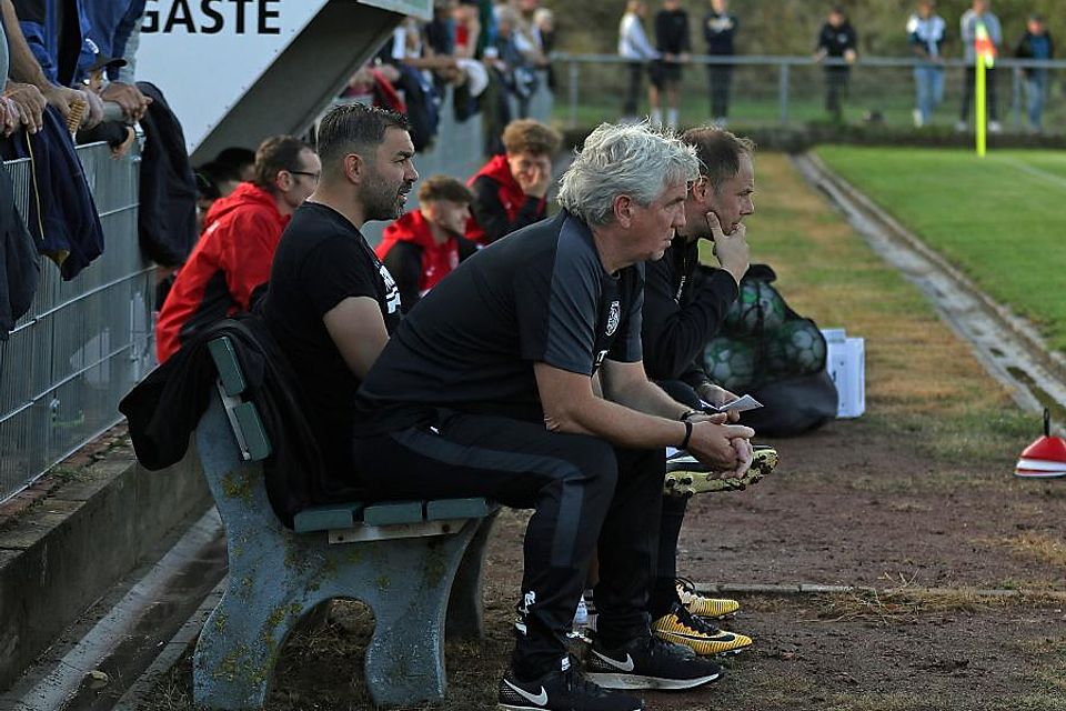 Mein linker Platz ist frei: Weil Mario Cuc (links) inzwischen bekanntlich Chefcoach bei der TSG Pfeddersheim ist, sucht VfR-Trainer Peter Tretter (rechts) einen neuen Assistenten.	
