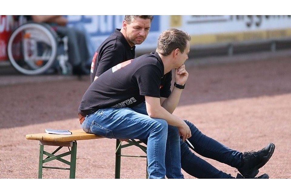Ärgerlich: Die Delbrücker Trainer Jörg Runge (hinten) und Co-Trainer Martin Diekotto mussten sich in Herford eine unnötige Niederlage anschauen. F: Heinemann