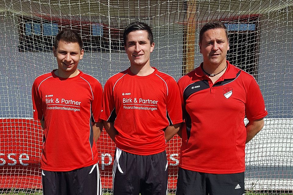 Sünchings Trainer Frank Wild mit den Neuzugängen Josef Härtinger und Mario Eckl (von rechts).