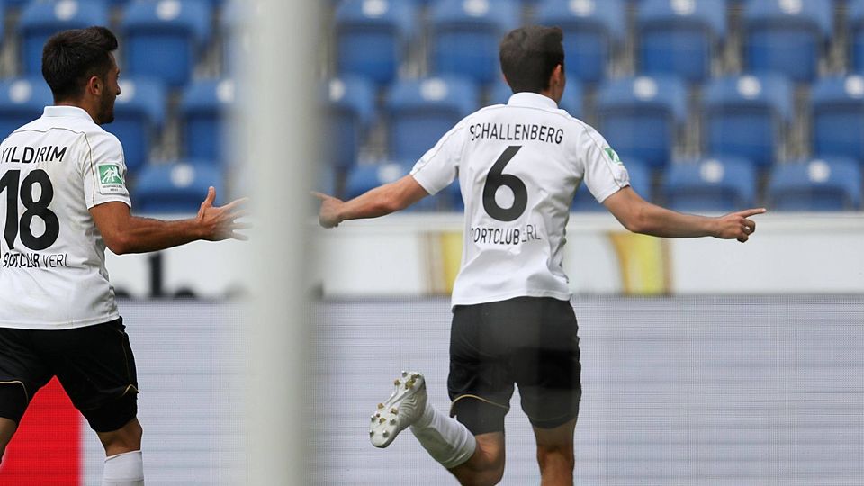 Verls Torschütze Ron Schallenberg (r) feiert seinen Treffer zum 1:1 mit Aygün Yildirim (l).