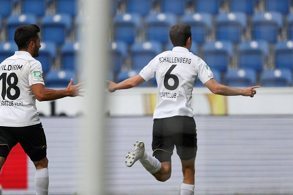 Verls Torschütze Ron Schallenberg (r) feiert seinen Treffer zum 1:1 mit Aygün Yildirim (l).
