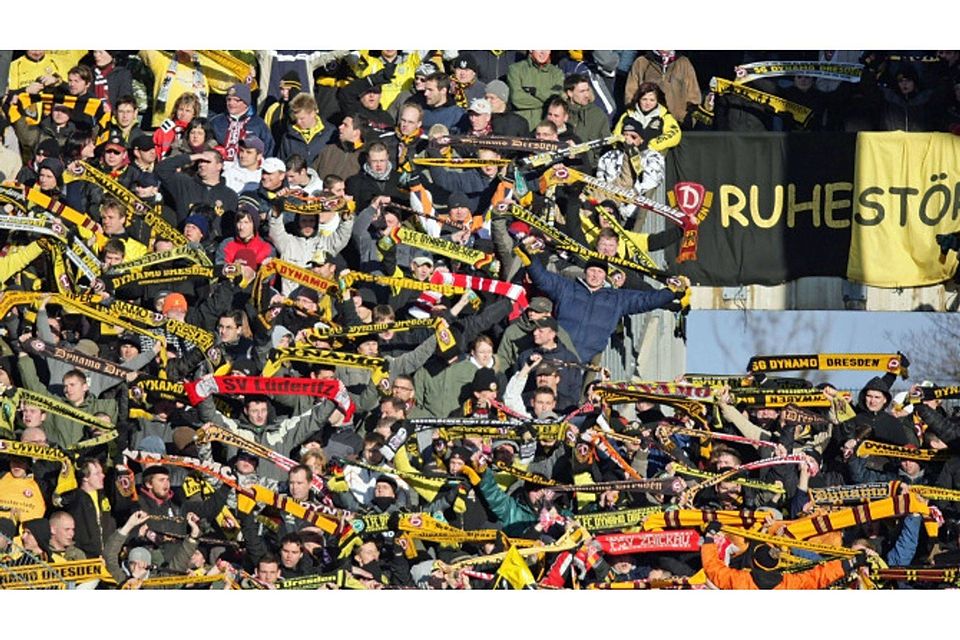 Die Fans von Dynamo Dresden unterstützten die Fans der SpVgg Bayreuth gegen die kleinen Bayern.  sampics (Symboldbild)