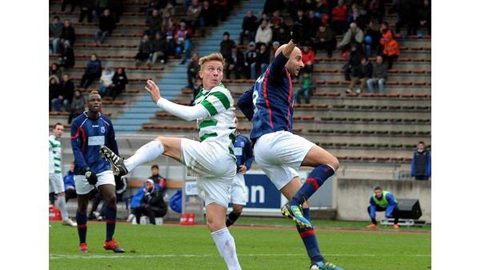 Inzwischen in Doppelfunktion: Younes Tazit (rechts, hier noch als Akteur des Bonner SC), ist in Friesdorf Spielertrainer.  FOTO: HORST MÜLLER Foto: Horst Müller