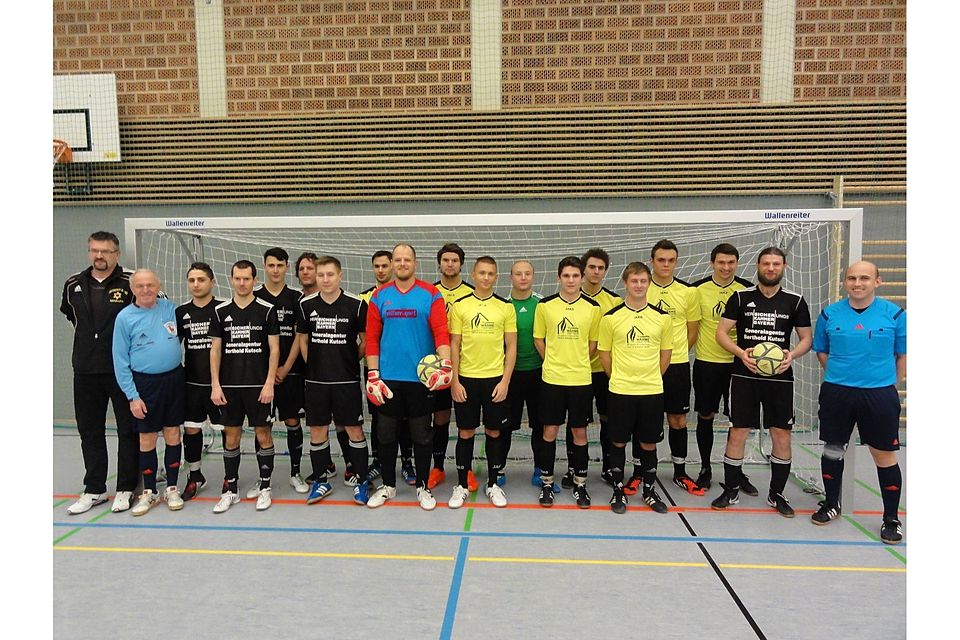Bild zeigt die Finalteilnehmer TSV Erbendorf und DJK Ebnath, wie auch die Turnierverantwortlichen und die Schiedsrichter des Turniers.