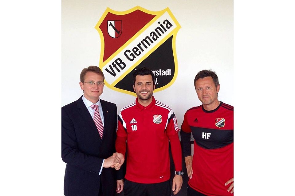 Telmo Teixeira (Bildmitte) bei der Verlängerung seines Vertrages (links Geschäftsführer Christian Mokosch/ rechts VfB-Trainer Henri Fuchs)    (F. Verein)