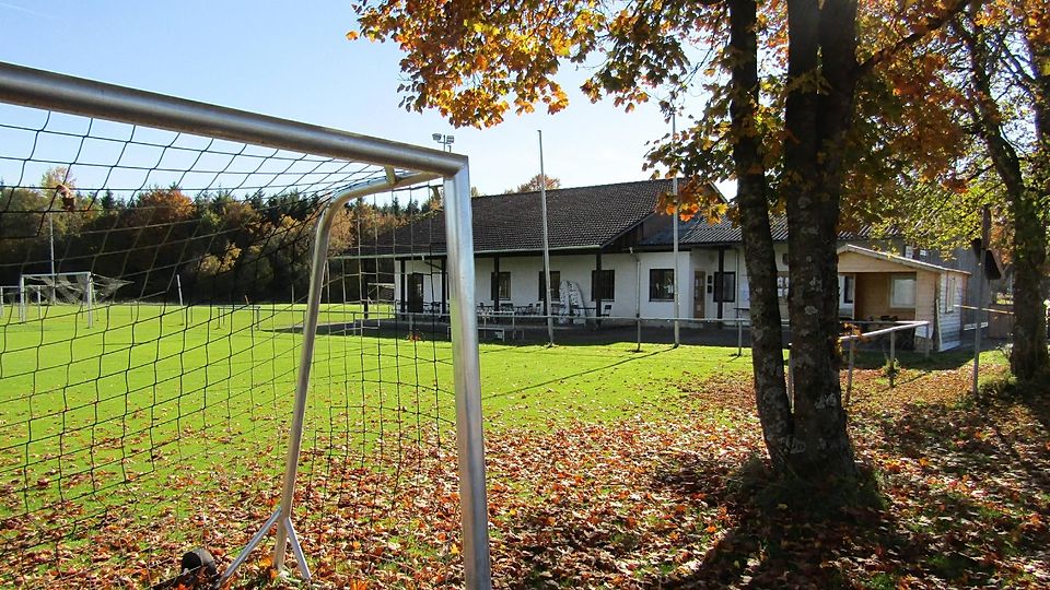 Streitobjekt Sportheim: Eine Elterninitiative fordert den Neubau des Heims in Arget. Ihre Vorwürfe sind gravierend: desolate Sanitäranlagen, wenig Platz und ein morsches Dach.