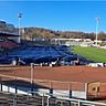 Besondere Maßnahmen wie hier, um den Naturrasen im Leimbachstadion spielfähig zu bekommen, sind bald nicht mehr nötig.