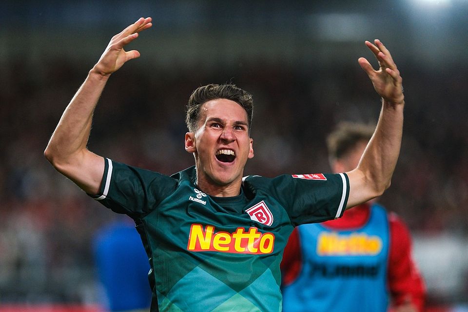 Konrad Faber feierte am Dienstag mit dem SSV Jahn die Rückkehr in die 2. Liga. Dennoch verabschiedet sich der Publikumsliebling Richtung St. Gallen. Konrad Faber feierte am Dienstag mit dem SSV Jahn die Rückkehr in die 2. Liga. Dennoch verabschiedet sich der Publikumsliebling Richtung St. Gallen.