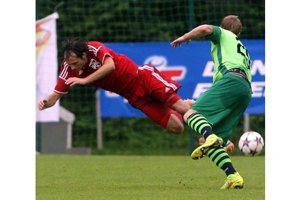 Den Wiederaufstieg mit dem FC Hennef 05 im Visier hat Andy Habl (links), der seinen Vertrag bei den Rot-Weißen verlängerte.  Foto: Henry