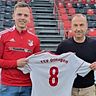 Vereinschef Manfred Schuster (rechts) präsentiert den künftigen Spielertrainer Julian Riederle schon mal in den Offinger Farben.