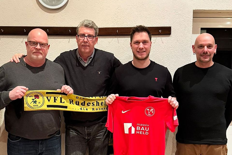 Willkommen, Bastian Kessel: Der neue Rüdesheimer Trainer (Zweiter von rechts) mit den VfL-Vorständlern Sven Hartmann, Jürgen Lunkenheimer und Tito Gulipa (von links) 