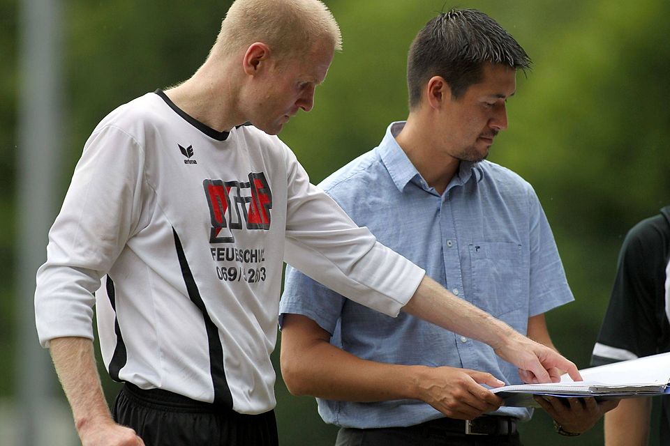 Spielertrainer Gregory Strohmann (links) erkennt nach dem Testspiel seiner SG Wehrheim/Pfaffenweisbach Verbesserungspotenzial im Defensivverhalten.